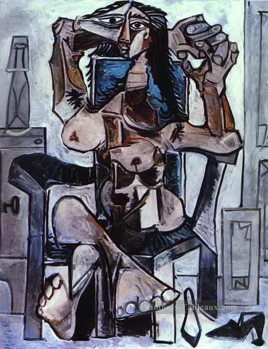Nu dans un fauteuil avec une bouteille d’eau d’Evian un verre et chaussures 1959 cubisme Pablo Picasso Peintures à l'huile